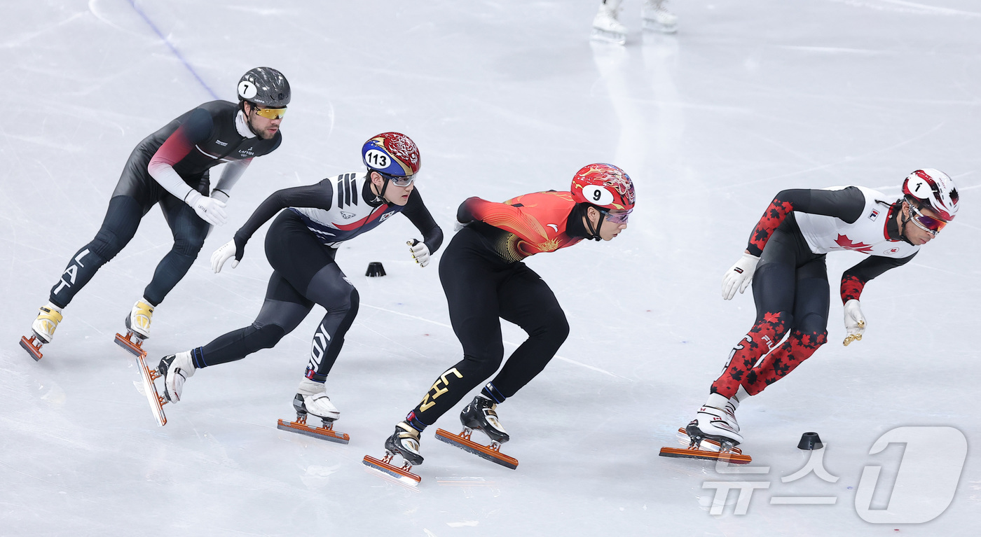 (밀라노=뉴스1) 김성진 기자 = 쇼트트랙 임종언(왼쪽 두번째)이 12일(현지시간) 이탈리아 밀라노 아이스 스케이팅 아레나에서 열린 2026 밀라노·코르티나담페초 동계올림픽 쇼트트 …