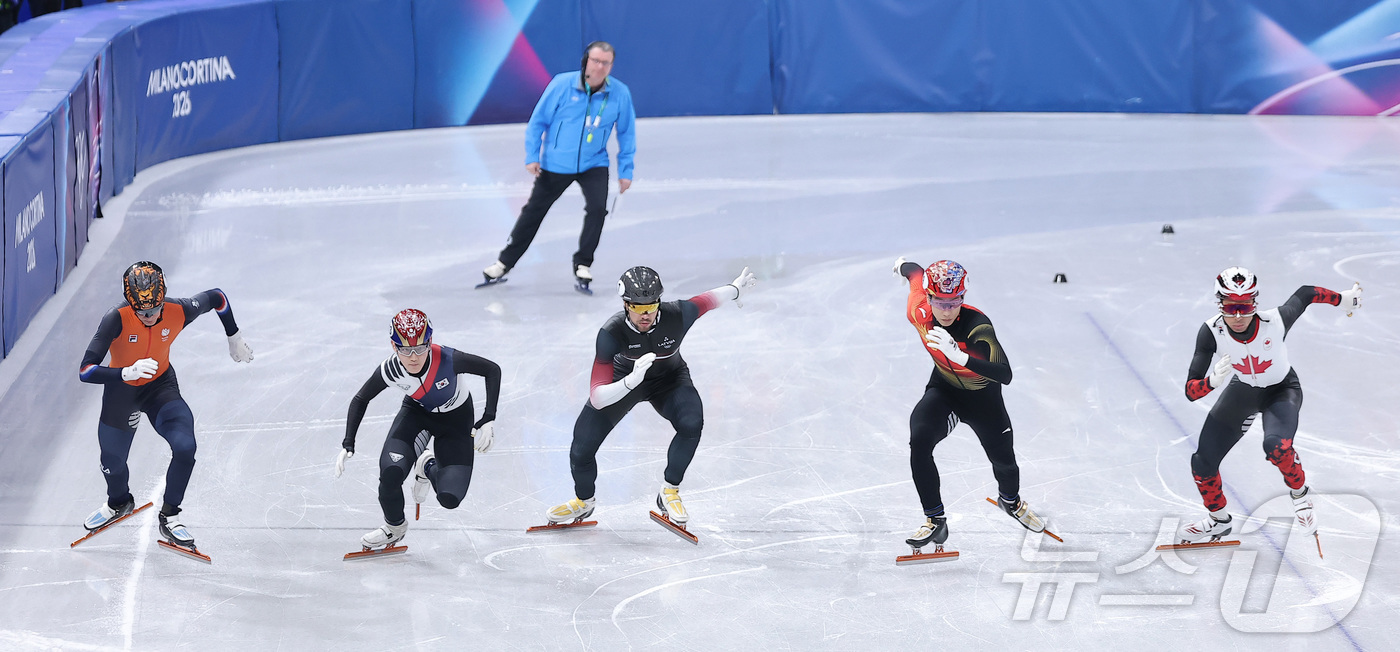 (밀라노=뉴스1) 김성진 기자 = 쇼트트랙 임종언(왼쪽 두번째)이 12일(현지시간) 이탈리아 밀라노 아이스 스케이팅 아레나에서 열린 2026 밀라노·코르티나담페초 동계올림픽 쇼트트 …
