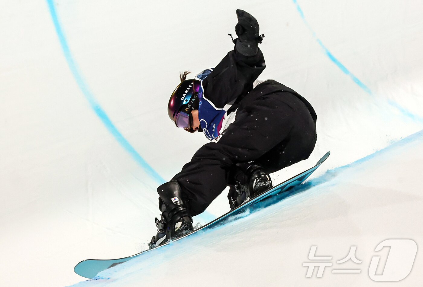 본문 이미지 - 스노보드 최가온이 12일(현지시간) 이탈리아 리비뇨 스노파크에서 열린 2026 밀라노·코르티나담페초 동계올림픽 스노보드 여자 하프파이프 결선 1차전 경기를 펼치는 중 중심을 잃으며 넘어지고 있다. 이날 최가온은 1,2차 경기에서 넘어진 후 3차 시기에 90.25점을 받아 단독 1위에 올라서 금메달을 획득했다. 2026.2.13 ⓒ 뉴스1 김진환 기자