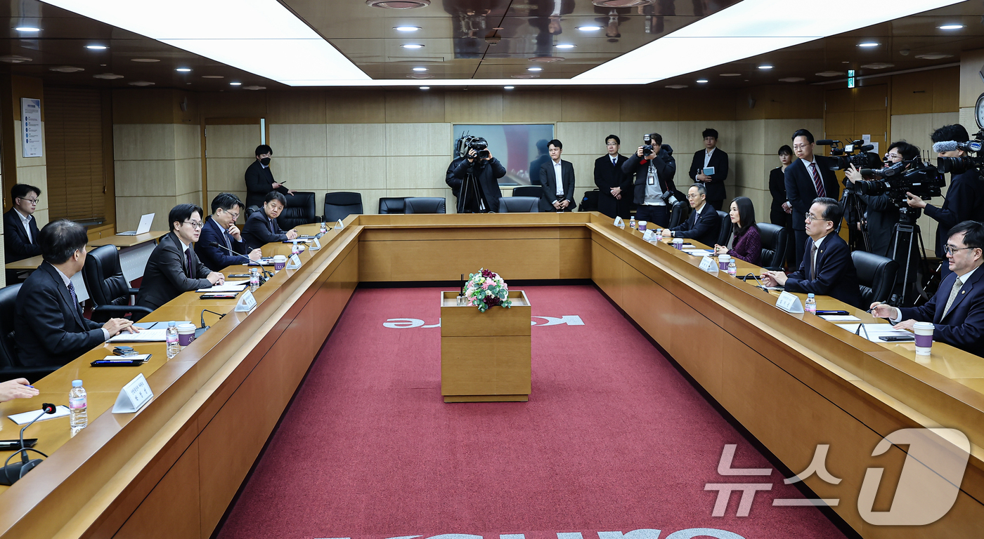 (서울=뉴스1) 김도우 기자 = 김정관 산업통상부 장관이 13일 서울 종로구 무역보험공사에서 열린 한미 전략적 투자 MOU 이행위원회에서 모두 발언을 하고 있다. 2026.2.13 …