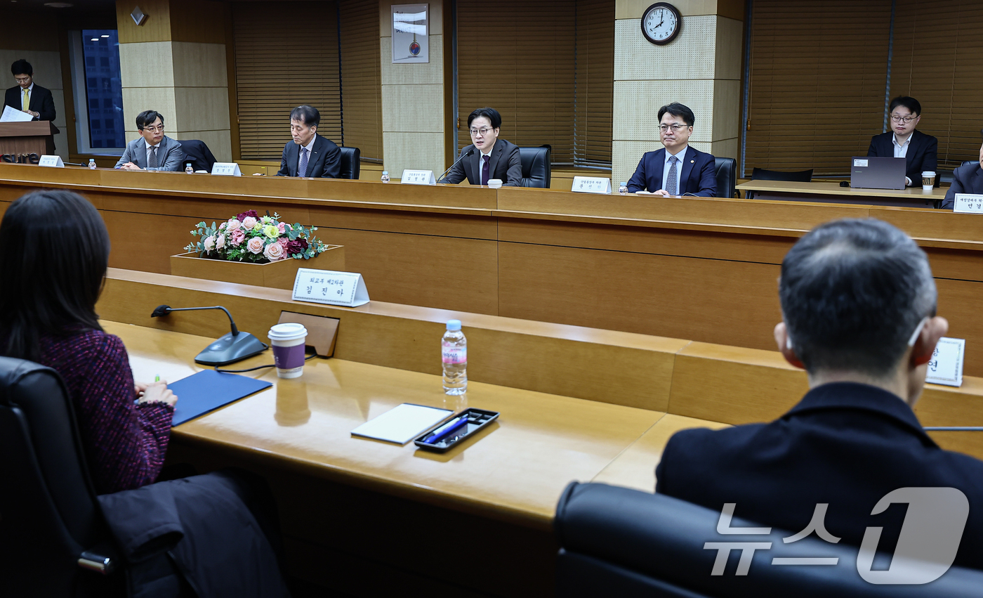 (서울=뉴스1) 김도우 기자 = 김정관 산업통상부 장관이 13일 서울 종로구 무역보험공사에서 열린 한미 전략적 투자 MOU 이행위원회에서 모두 발언을 하고 있다. 2026.2.13 …