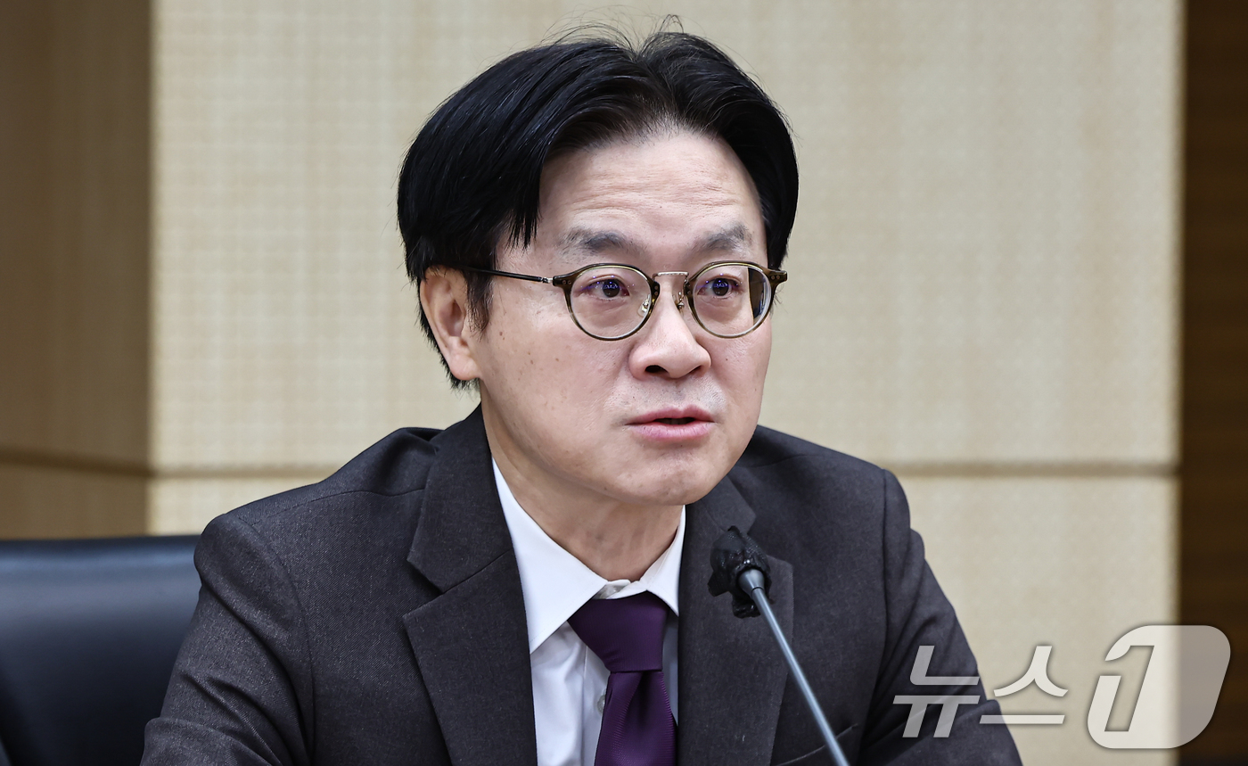 (서울=뉴스1) 김도우 기자 = 김정관 산업통상부 장관이 13일 서울 종로구 무역보험공사에서 열린 한미 전략적 투자 MOU 이행위원회에서 모두 발언을 하고 있다. 2026.2.13 …