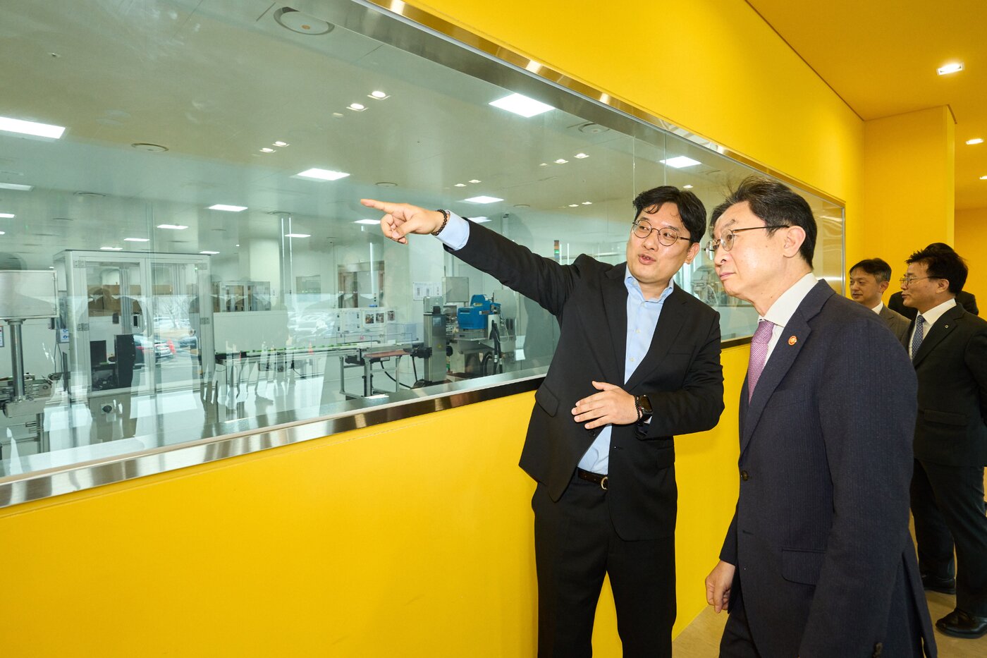 본문 이미지 - 대웅제약 이승하 본부장(왼쪽)이 이억원 금융위원장에게 오송 스마트 공장의 생산 공정을 설명하고 있다.(대웅제약 제공)/뉴스1