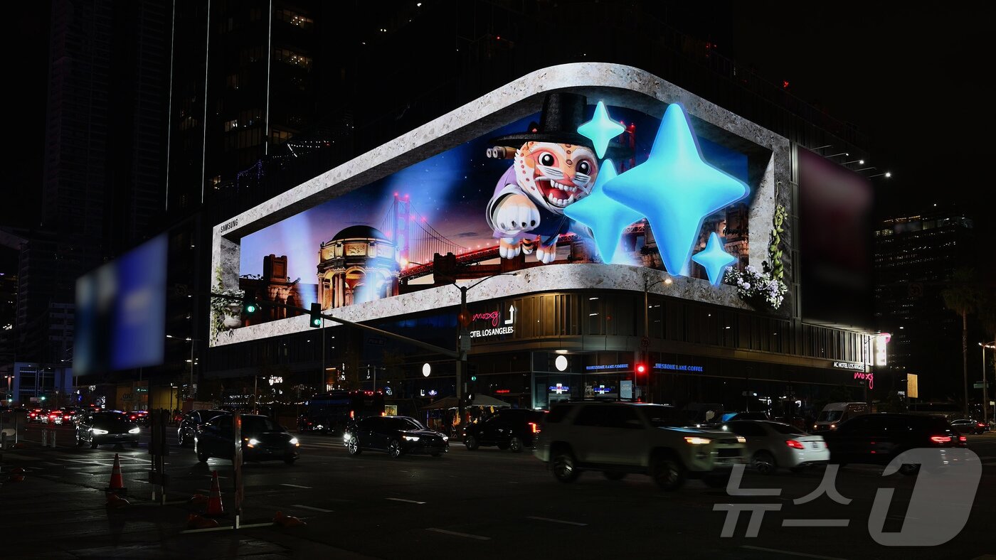 본문 이미지 - 삼성전자가 지난 11일 언팩 초청장을 공개 후, 한국·미국·영국 등 전 세계 14개국 17개 주요 랜드마크에서 새로운 갤럭시 신제품의 갤럭시 AI 기능을 소개하는 3D 옥외광고를 진행하고 있다고 13일 밝혔다. 사진은 미국 LA 목시에서 진행 중인 3D 옥외광고 모습. (삼성전자 제공, 재판매 및 DB 금지) 2026.2.13 ⓒ 뉴스1