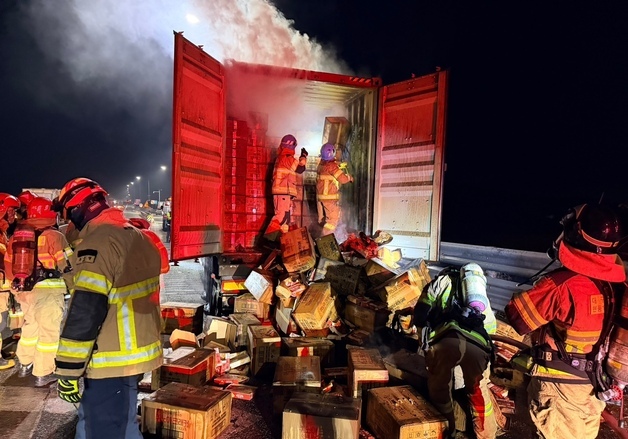 중부내륙고속도서 과자 실은 24톤 트레일러에 불…인명피해 없어