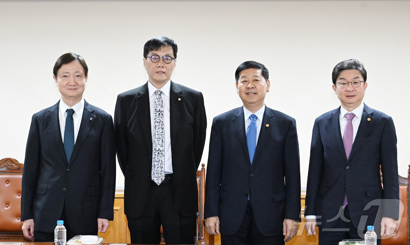 (서울=뉴스1) = 구윤철 부총리 겸 재정경제부 장관이 13일 오전 서울 종로구 은행연합회에서 열린 시장상황점검회의에서 이찬진 금융감독원장, 이창용 한국은행 총재, 이억원 금융위원 …