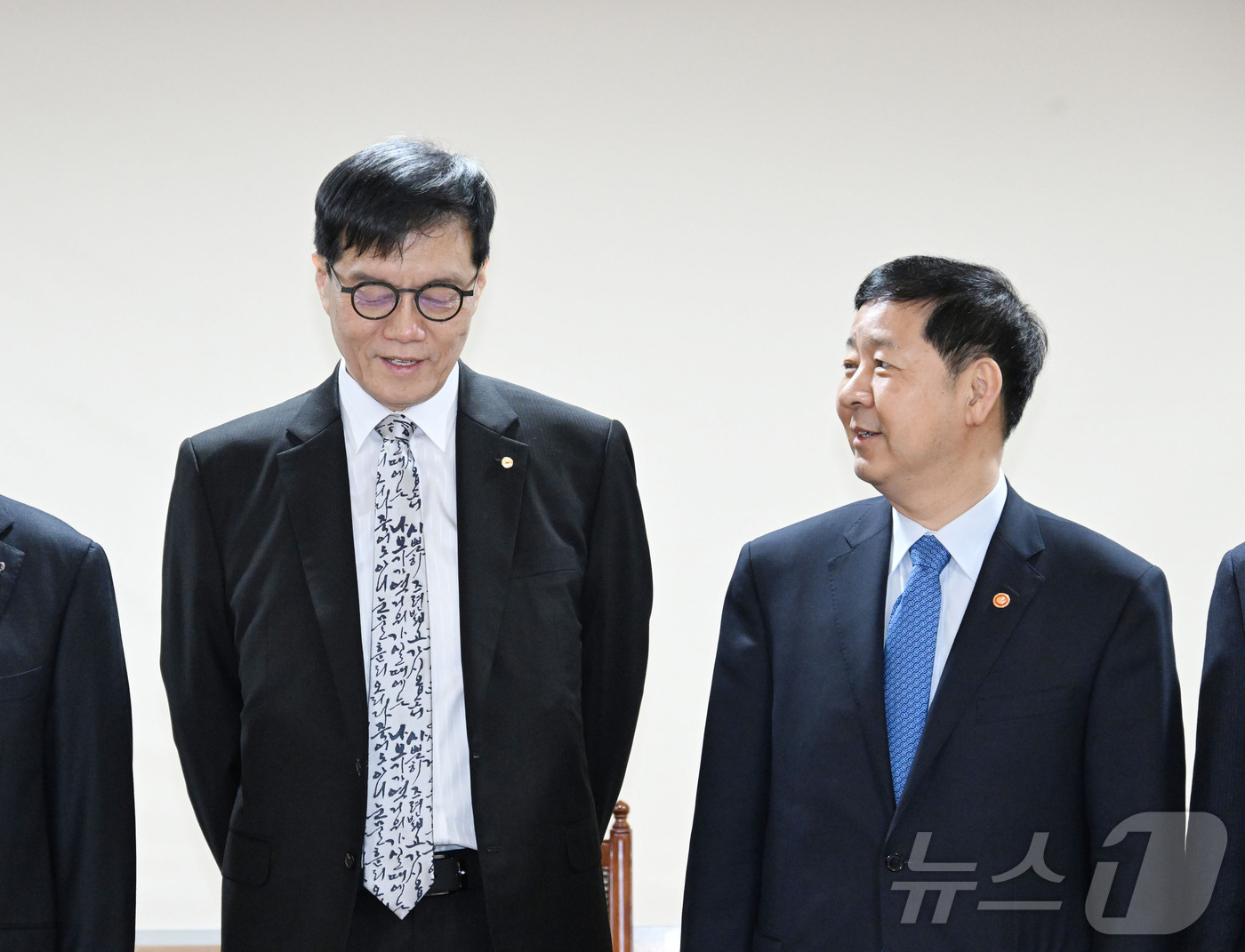 (서울=뉴스1) = 구윤철 부총리 겸 재정경제부 장관이 13일 오전 서울 종로구 은행연합회에서 열린 시장상황점검회의에서 이창용 한국은행 총재와 대화를 나누고 있다. (재정경제부 제 …