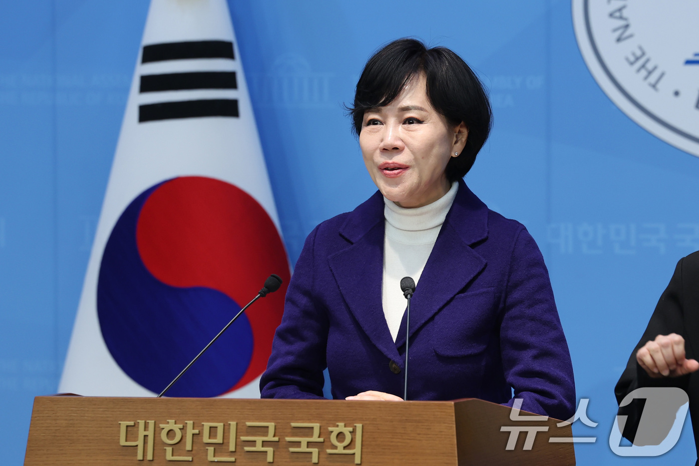 (서울=뉴스1) 신웅수 기자 = 서울시장 출마를 선언한 전현희 더불어민주당 의원이 13일 서울 여의도 국회 소통관에서 청소년 무상통학 정책을 발표하고 있다. 2026.2.13/뉴스 …