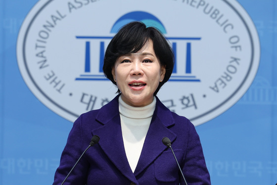 정책 발표하는 전현희 의원