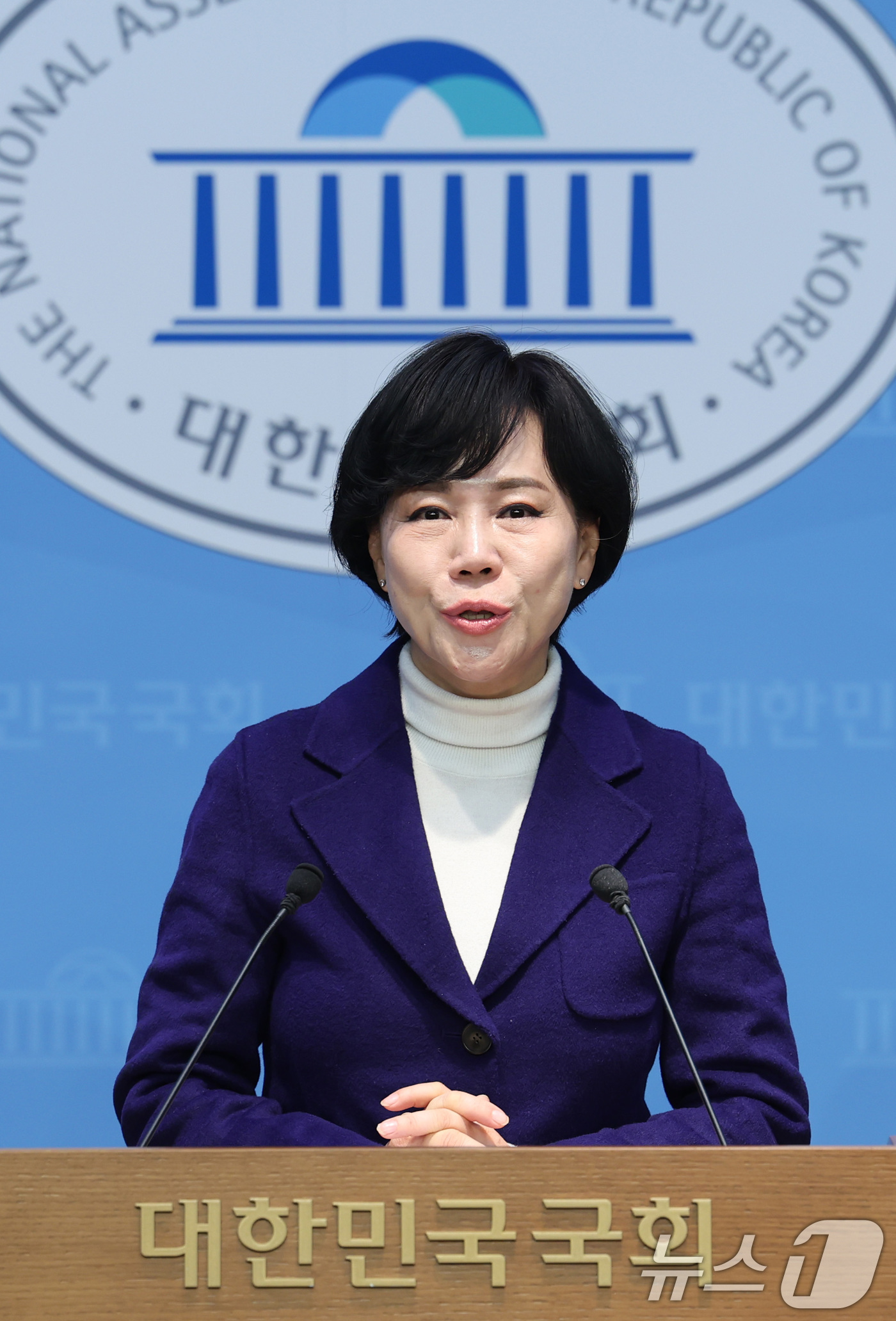 (서울=뉴스1) 신웅수 기자 = 서울시장 출마를 선언한 전현희 더불어민주당 의원이 13일 서울 여의도 국회 소통관에서 청소년 무상통학 정책을 발표하고 있다. 2026.2.13/뉴스 …