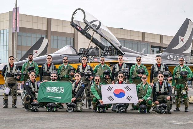 공군 블랙이글스, 국제방산전시 에어쇼 성료…사우디 우정비행도