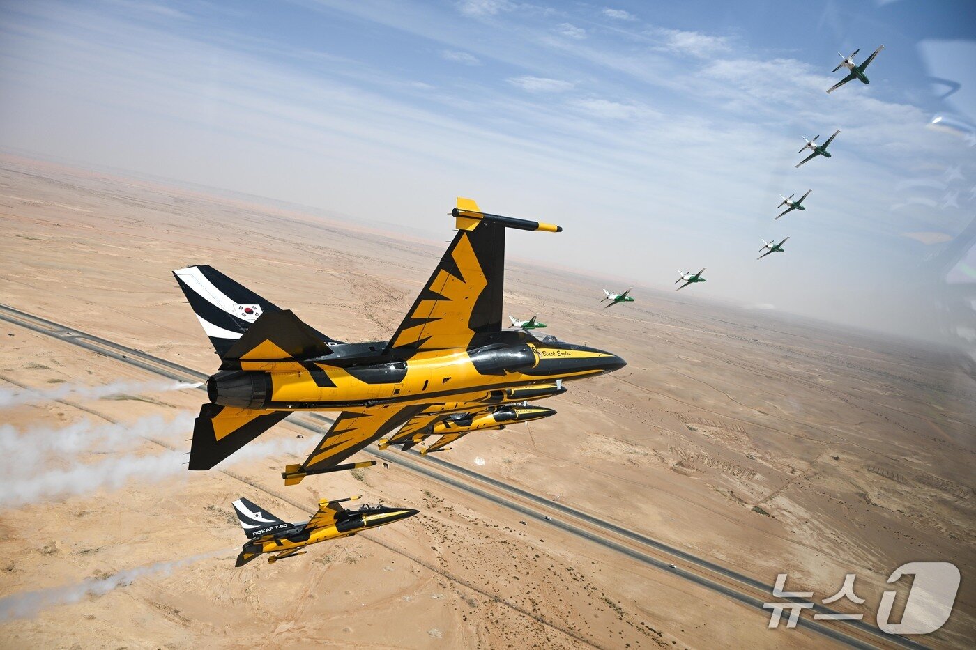 본문 이미지 - 공군 특수비행팀 블랙이글스는 지난 10일(현지시간) 사우디 호크스와 세계 방위산업 전시회(WDS 2026)가 열린 사우디아라비아 리야드 컨벤션 센터 상공에서 우정비행 행사를 가졌다. 2026.2.13./ⓒ 뉴스1(공군 제공)