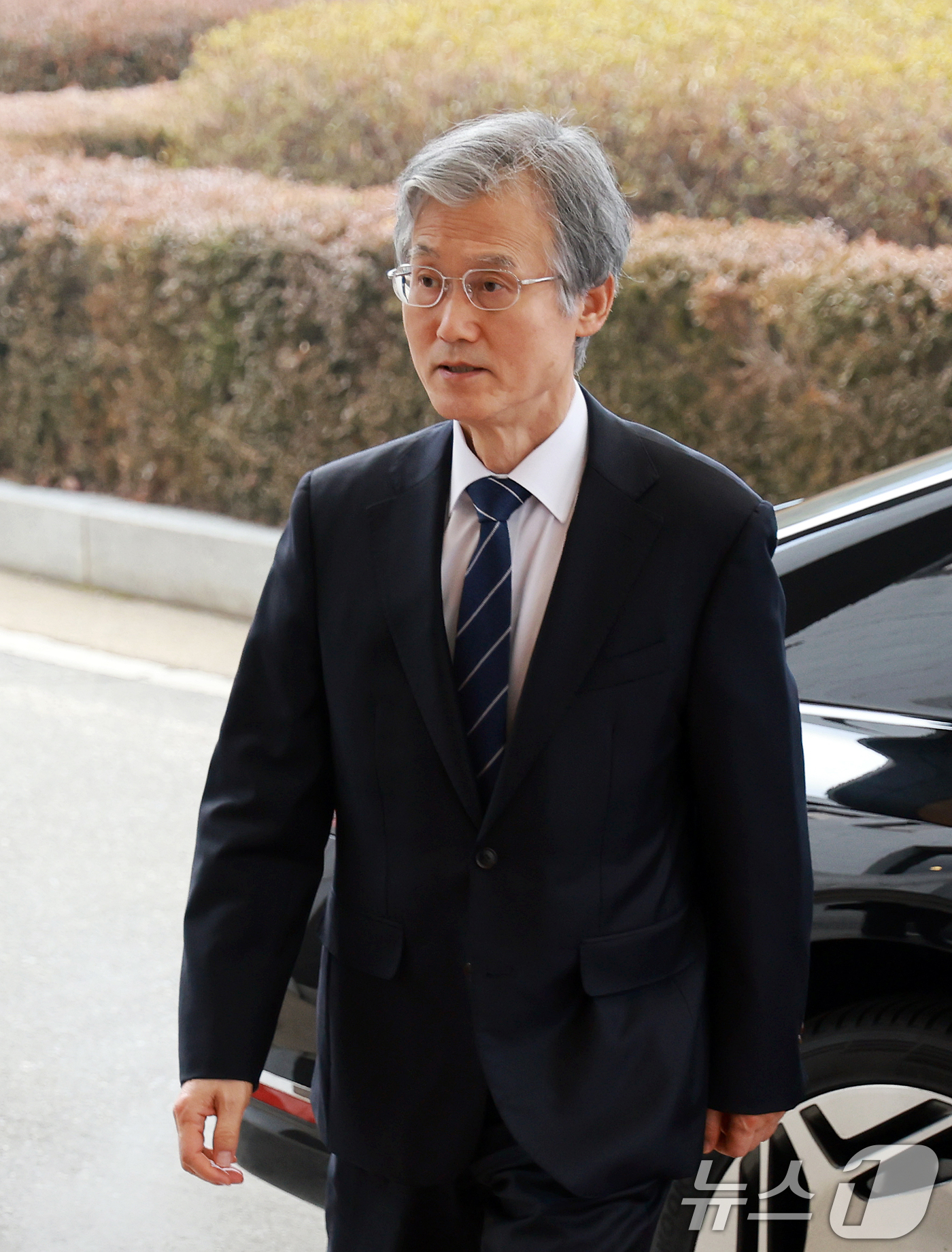 (서울=뉴스1) 이호윤 기자 = 조희대 대법원장이 13일 서울 서초구 대법원으로 출근하고 있다. 지난 12일 조 대법원장은 재판소원법과 대법관 증원법 등이 국회 법제사법위원회를 통 …