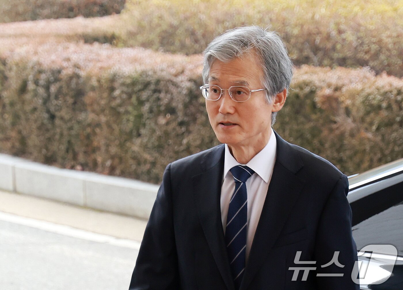 본문 이미지 - 조희대 대법원장이 13일 서울 서초구 대법원으로 출근하고 있다. 2026.2.13 ⓒ 뉴스1 이호윤 기자