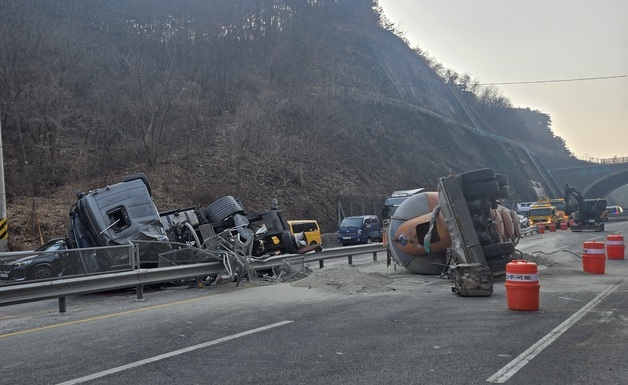 합천군 국도서 트레일러·윙바디 4중 추돌…2명 사상