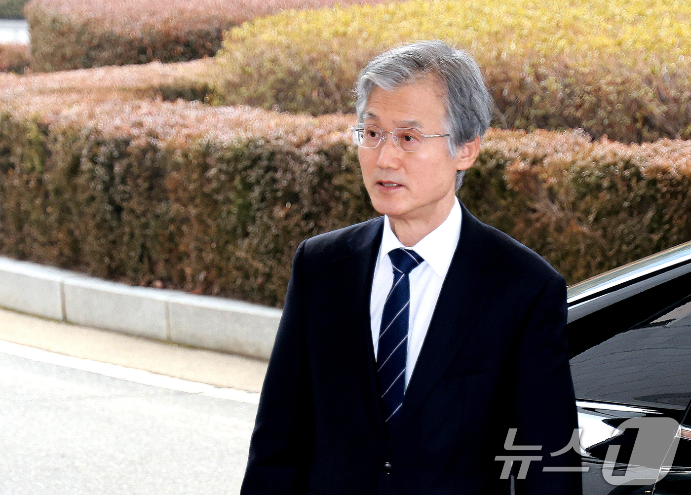 (서울=뉴스1) 이호윤 기자 = 조희대 대법원장이 13일 서울 서초구 대법원으로 출근하고 있다. 지난 12일 조 대법원장은 재판소원법과 대법관 증원법 등이 국회 법제사법위원회를 통 …