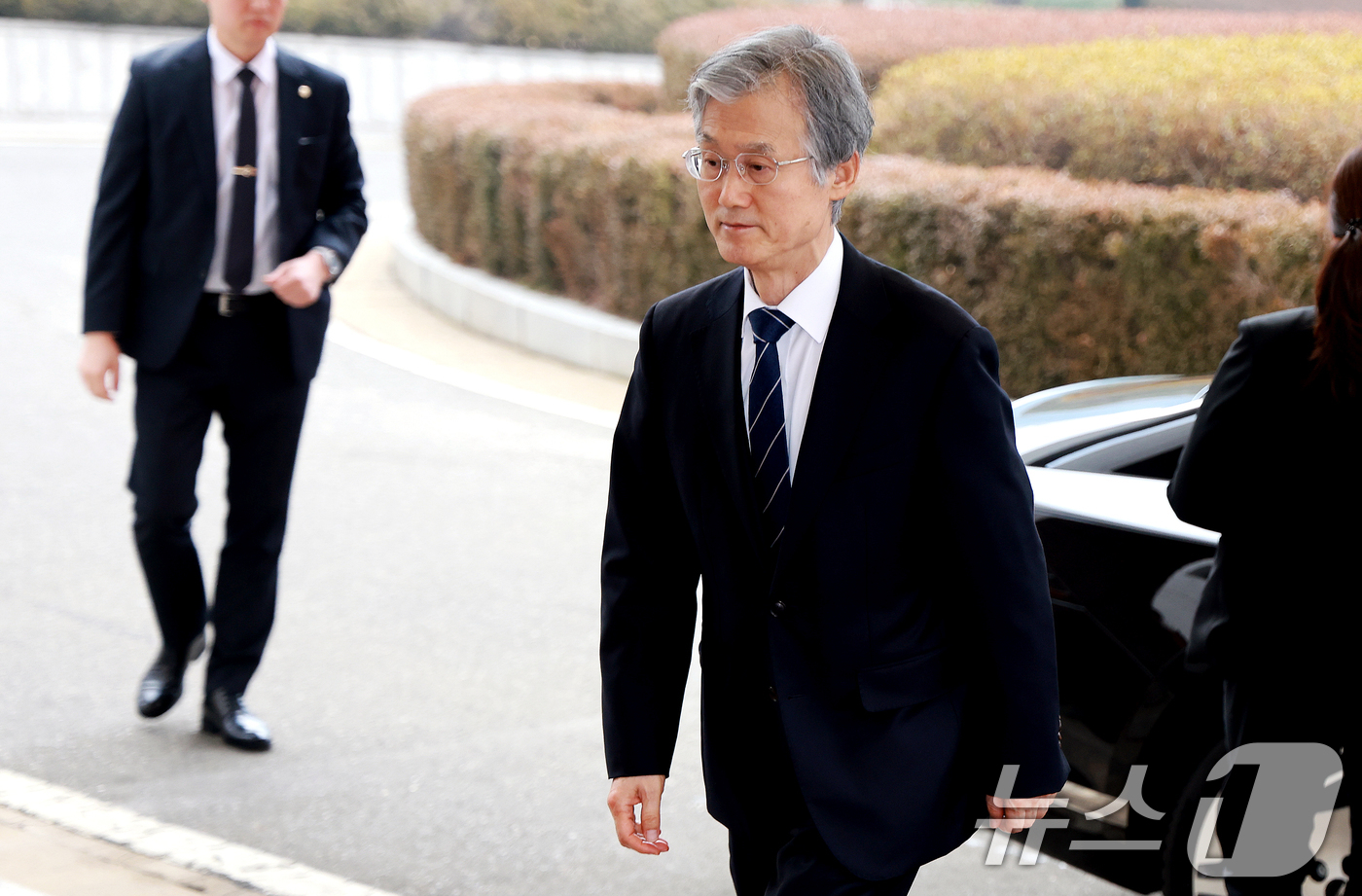 (서울=뉴스1) 이호윤 기자 = 조희대 대법원장이 13일 서울 서초구 대법원으로 출근하고 있다. 지난 12일 조 대법원장은 재판소원법과 대법관 증원법 등이 국회 법제사법위원회를 통 …