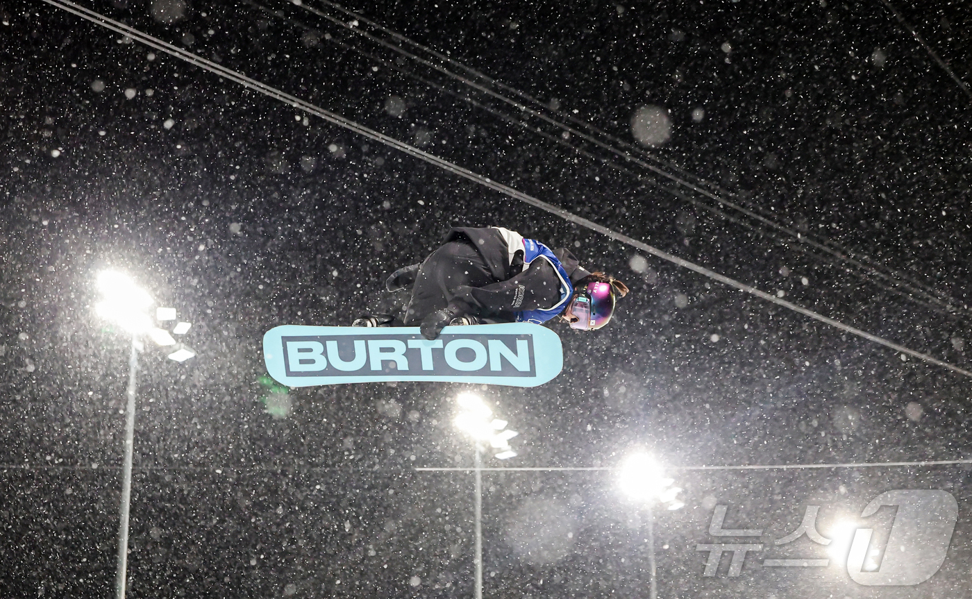 (리비뇨=뉴스1) 김진환 기자 = 스노보드 최가온이 12일(현지시간) 이탈리아 리비뇨 스노파크에서 열린 2026 밀라노·코르티나담페초 동계올림픽 스노보드 여자 하프파이프 결선 1차 …