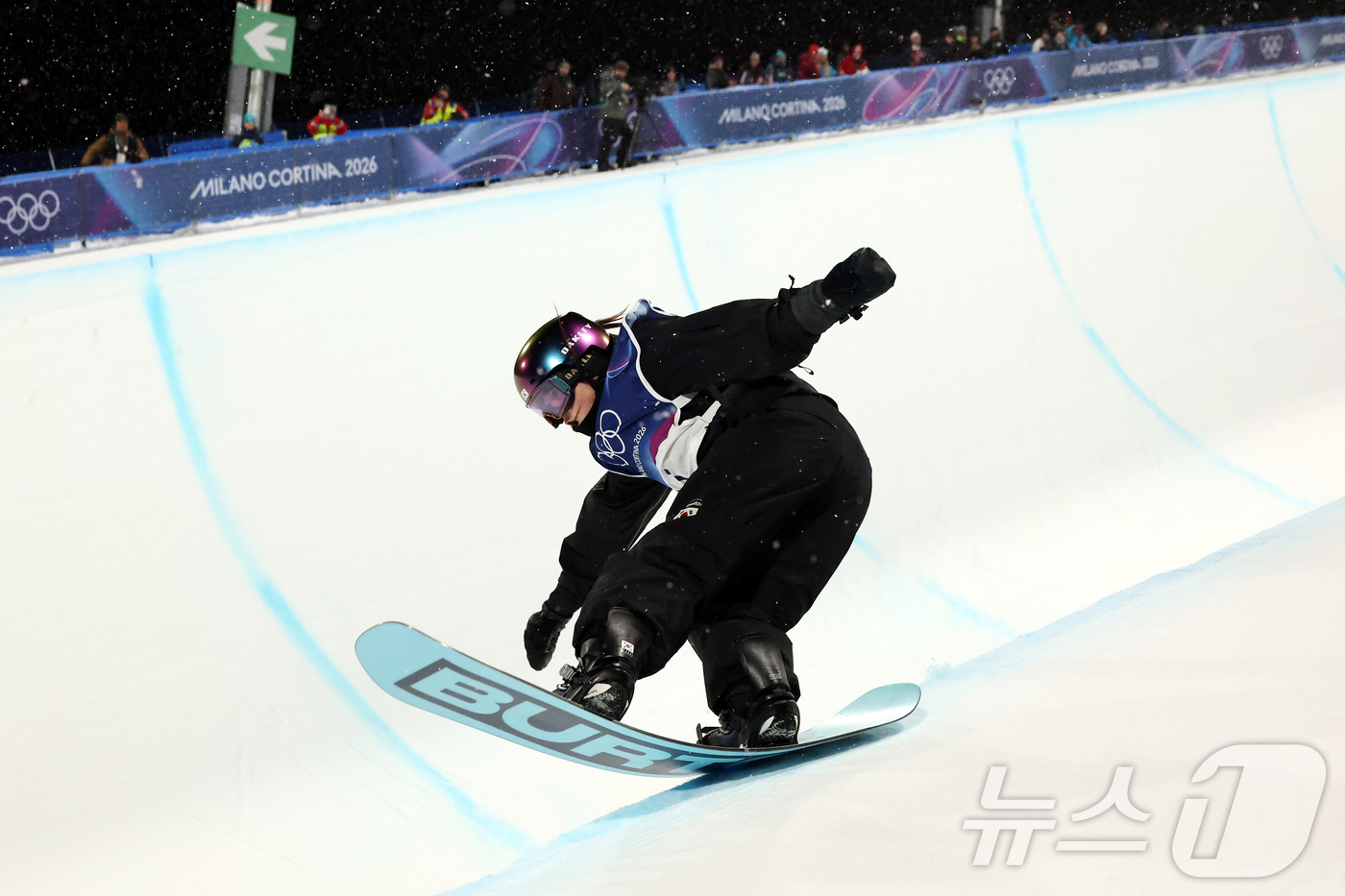 (리비뇨=뉴스1) 김진환 기자 = 스노보드 최가온이 12일(현지시간) 이탈리아 리비뇨 스노파크에서 열린 2026 밀라노·코르티나담페초 동계올림픽 스노보드 여자 하프파이프 결선 1차 …