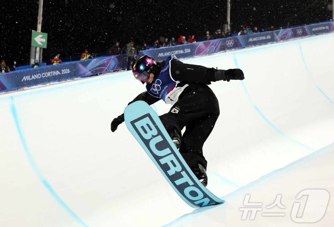 (리비뇨=뉴스1) 김진환 기자 = 스노보드 최가온이 12일(현지시간) 이탈리아 리비뇨 스노파크에서 열린 2026 밀라노·코르티나담페초 동계올림픽 스노보드 여자 하프파이프 결선 1차 …