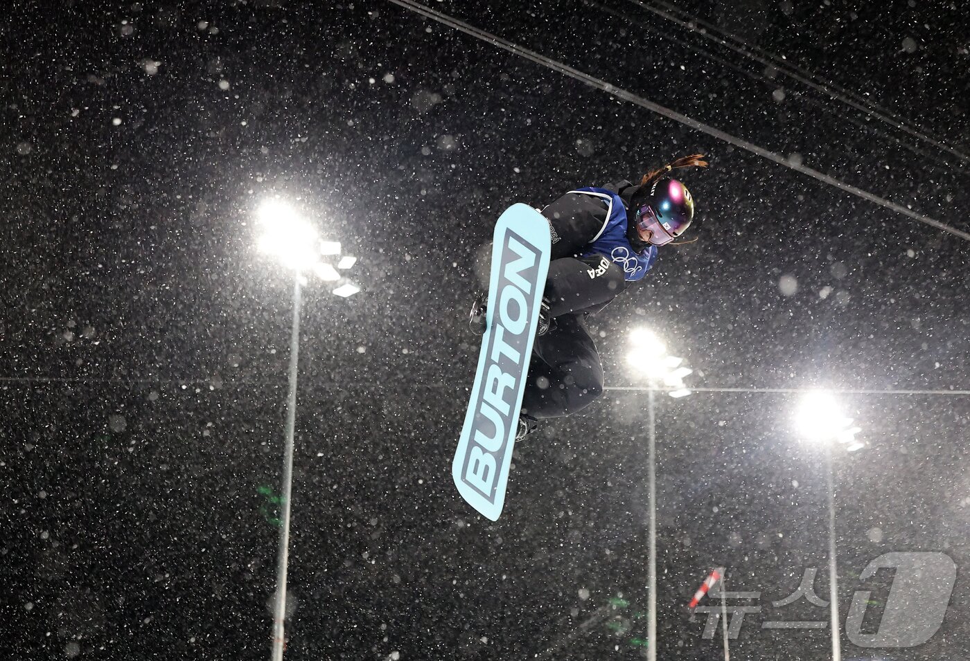 본문 이미지 - 스노보드 최가온이 12일(현지시간) 이탈리아 리비뇨 스노파크에서 열린 2026 밀라노·코르티나담페초 동계올림픽 스노보드 여자 하프파이프 결선 1차전 경기를 펼치고 있다. 이날 최가온은 1,2차 경기에서 넘어진 후 3차 시기에 90.25점을 받아 단독 1위에 올라서 금메달을 획득했다. 2026.2.13 ⓒ 뉴스1 김진환 기자