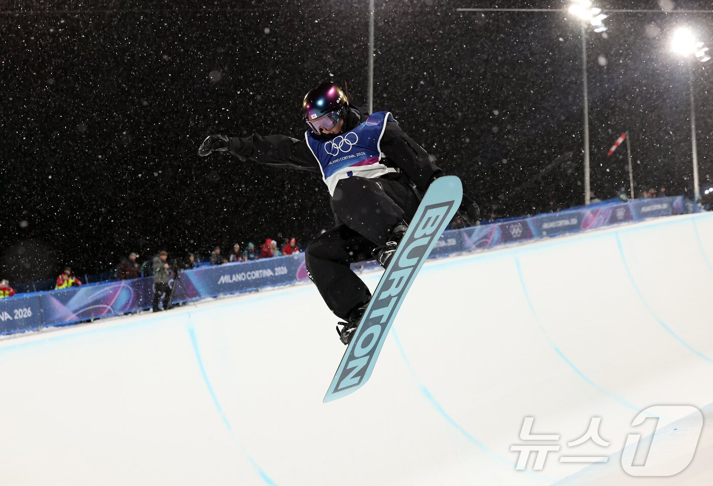 본문 이미지 - 스노보드 최가온이 12일(현지시간) 이탈리아 리비뇨 스노파크에서 열린 2026 밀라노·코르티나담페초 동계올림픽 스노보드 여자 하프파이프 결선 1차전 경기를 펼치고 있다. 이날 최가온은 1,2차 경기에서 넘어진 후 3차 시기에 90.25점을 받아 단독 1위에 올라서 금메달을 획득했다. 2026.2.13 ⓒ 뉴스1 김진환 기자