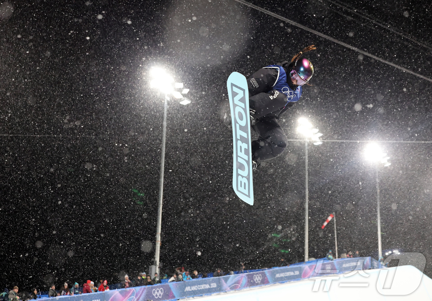 (리비뇨=뉴스1) 김진환 기자 = 스노보드 최가온이 12일(현지시간) 이탈리아 리비뇨 스노파크에서 열린 2026 밀라노·코르티나담페초 동계올림픽 스노보드 여자 하프파이프 결선 1차 …