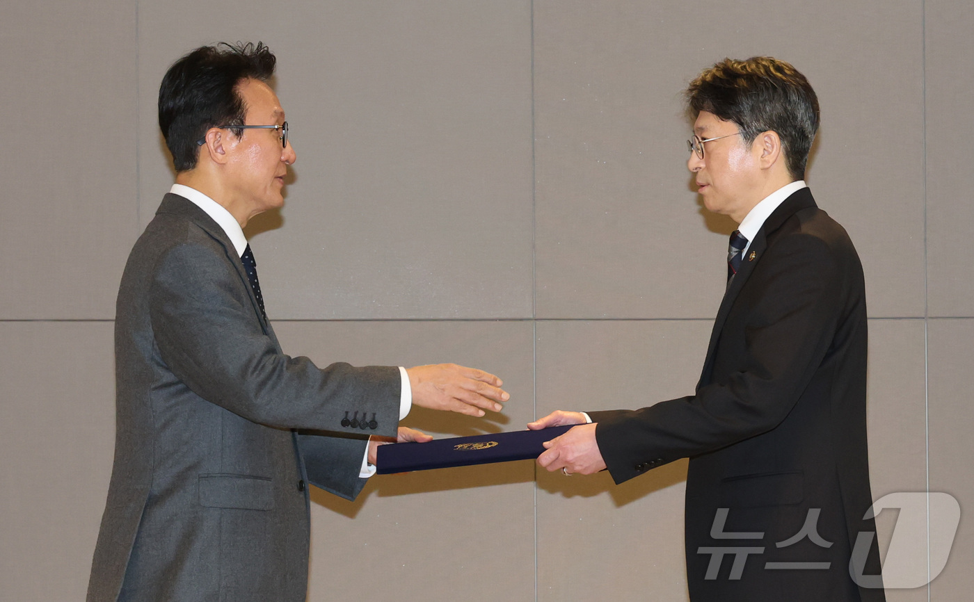 (세종=뉴스1) 김기남 기자 = 김민석 국무총리가 13일 세종시 정부세종청사에서 열린 차관급 임명장 수여식에서 홍지선 국토교통부 2차관에게 임명장을 수여하고 있다. 2026.2.1 …