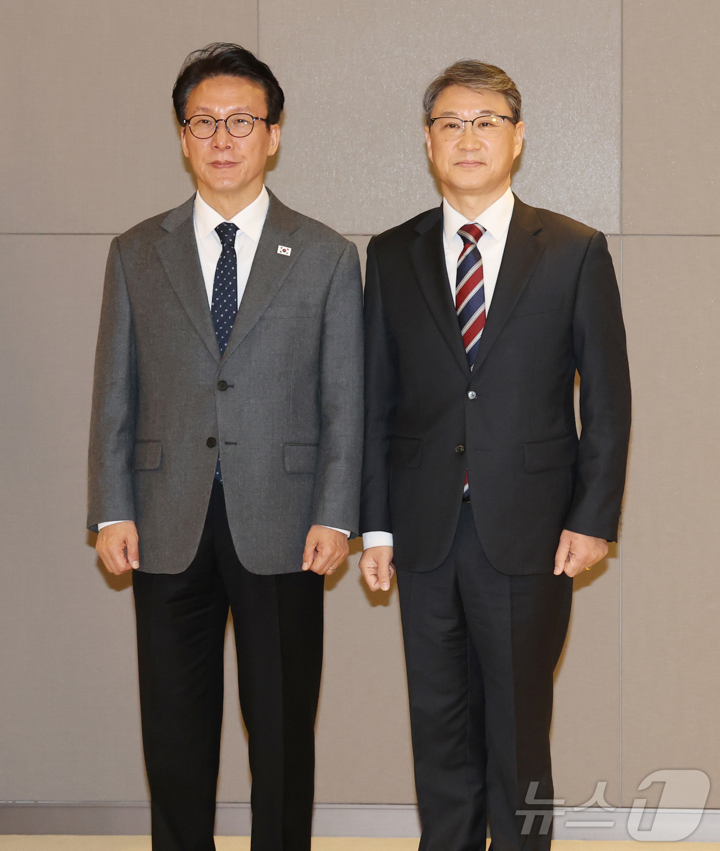 (세종=뉴스1) 김기남 기자 = 김민석 국무총리가 13일 세종시 정부세종청사에서 열린 차관급 임명장 수여식에서 김상호 금오공과대학 총장에게 임명장을 수여한 뒤 기념촬영을 하고 있다 …