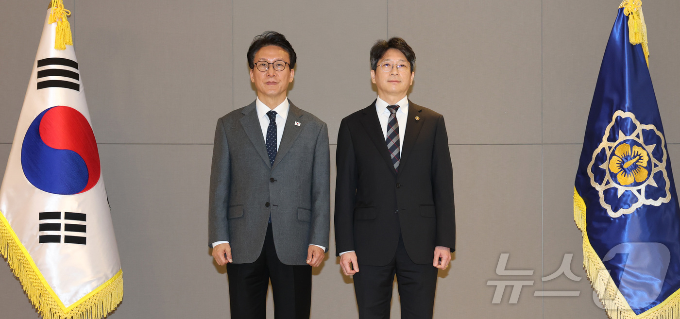 (세종=뉴스1) 김기남 기자 = 김민석 국무총리가 13일 세종시 정부세종청사에서 열린 차관급 임명장 수여식에서 홍지선 국토교통부 2차관에게 임명장을 수여한 뒤 기념촬영을 하고 있다 …