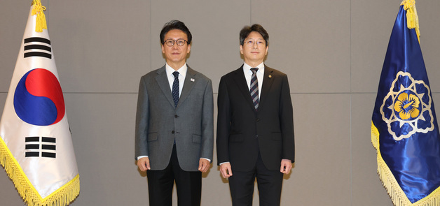 홍지선 국토교통부 2차관과 기념촬영 하는 김민석 국무총리