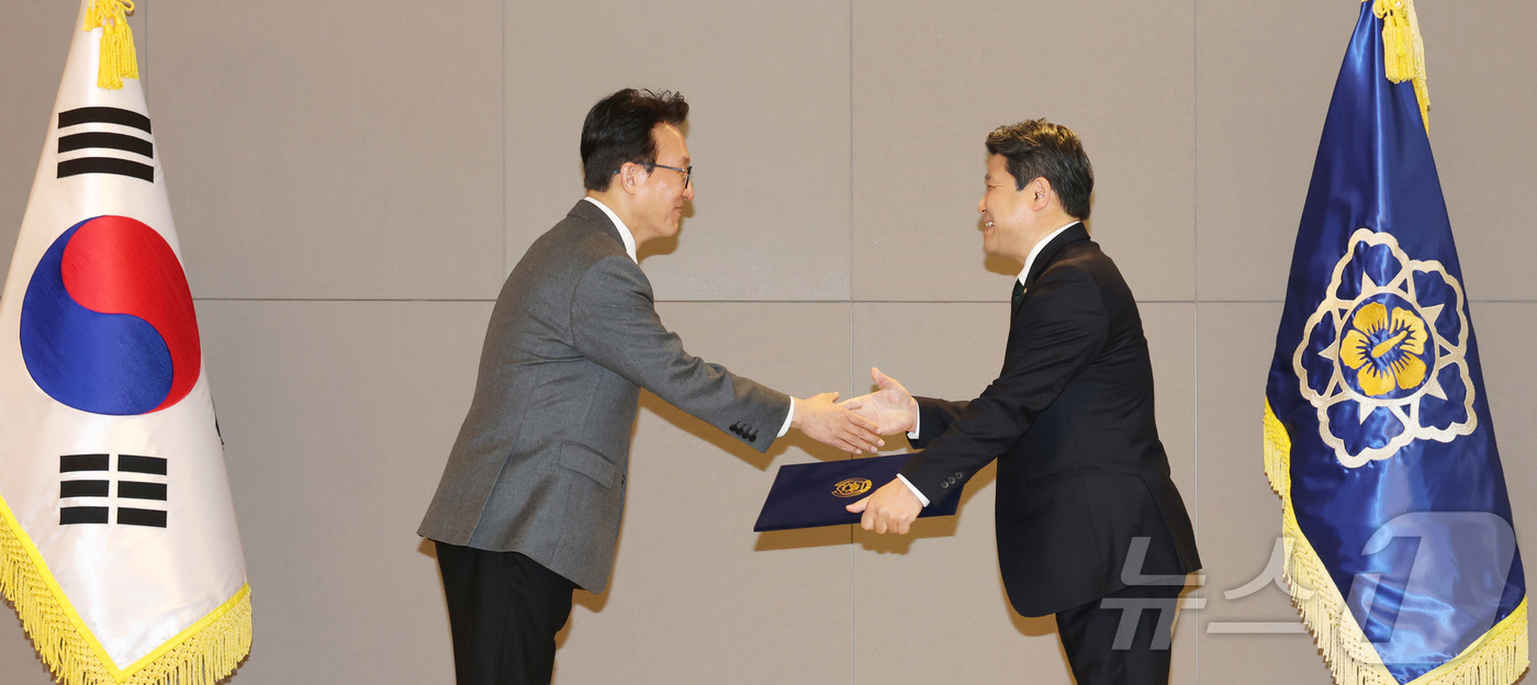 (세종=뉴스1) 김기남 기자 = 김민석 국무총리가 13일 세종시 정부세종청사에서 열린 차관급 임명장 수여식에서 최부홍 국립목포해양대학교 총장에게 임명장을 수여하고 있다. 2026. …