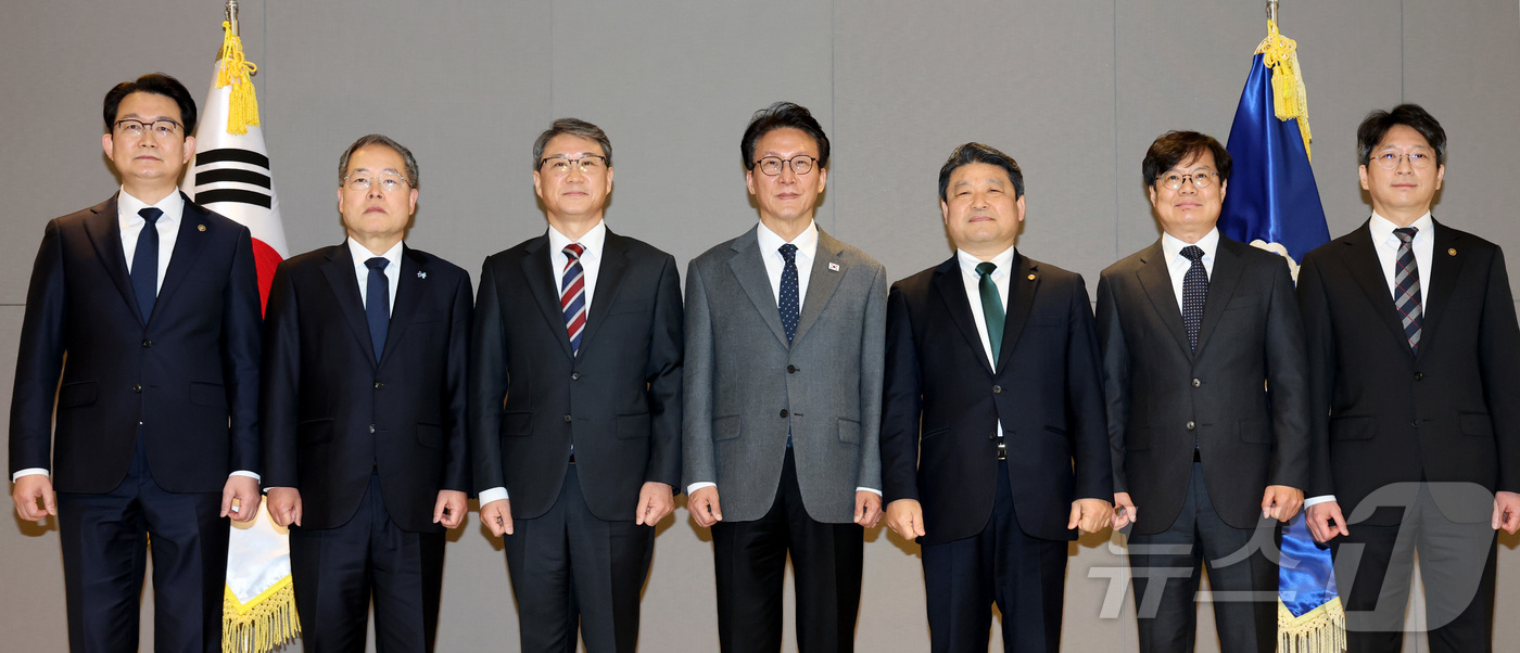 (세종=뉴스1) 김기남 기자 = 김민석 국무총리가 13일 세종시 정부세종청사에서 열린 차관급 임명장 수여식을 마친 뒤 기념촬영을 하고 있다.이날 김상호 금오공과대학 총장, 최부홍 …