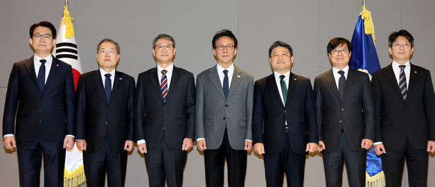 김민석 국무총리, 차관급 임명자들과 기념촬영
