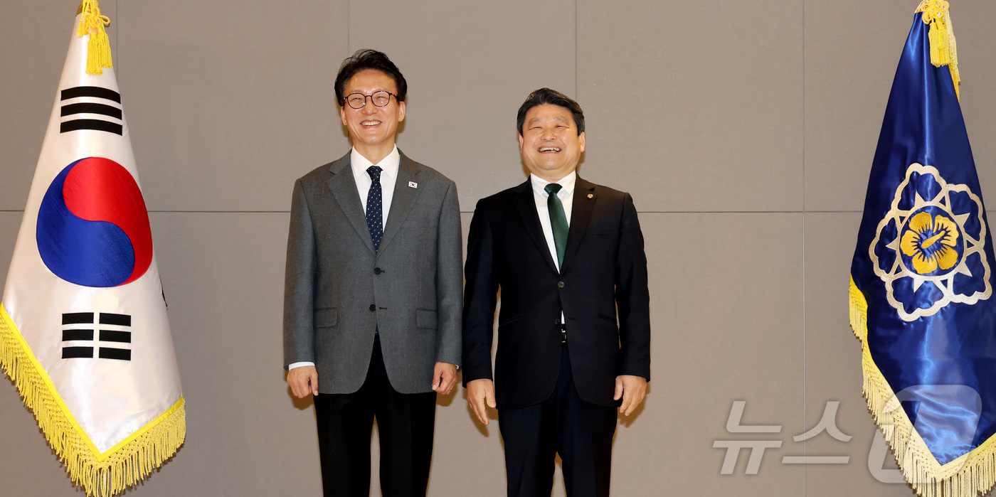 (세종=뉴스1) 김기남 기자 = 김민석 국무총리가 13일 세종시 정부세종청사에서 열린 차관급 임명장 수여식에서 최부홍 국립목포해양대학교 총장에게 임명장을 수여한 뒤 기념촬영을 하고 …