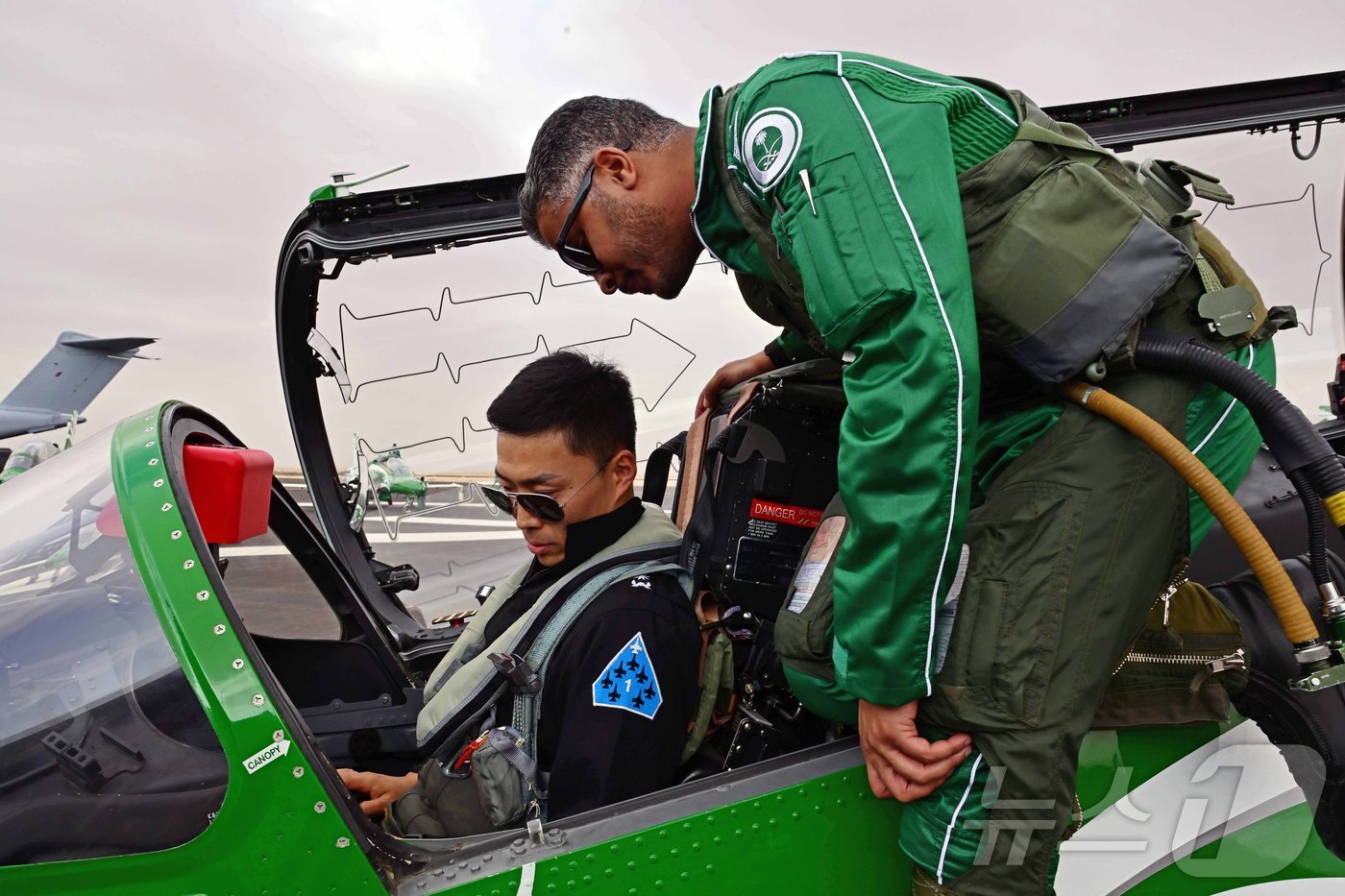 (서울=뉴스1) = 공군은 특수비행팀 블랙이글스가 8일부터 12일(현지시간)까지 사우디아라비아 리야드에서 열린 ‘세계 방위산업 전시회(WDS 2026)’에 참가해 에어쇼를 선보였다 …