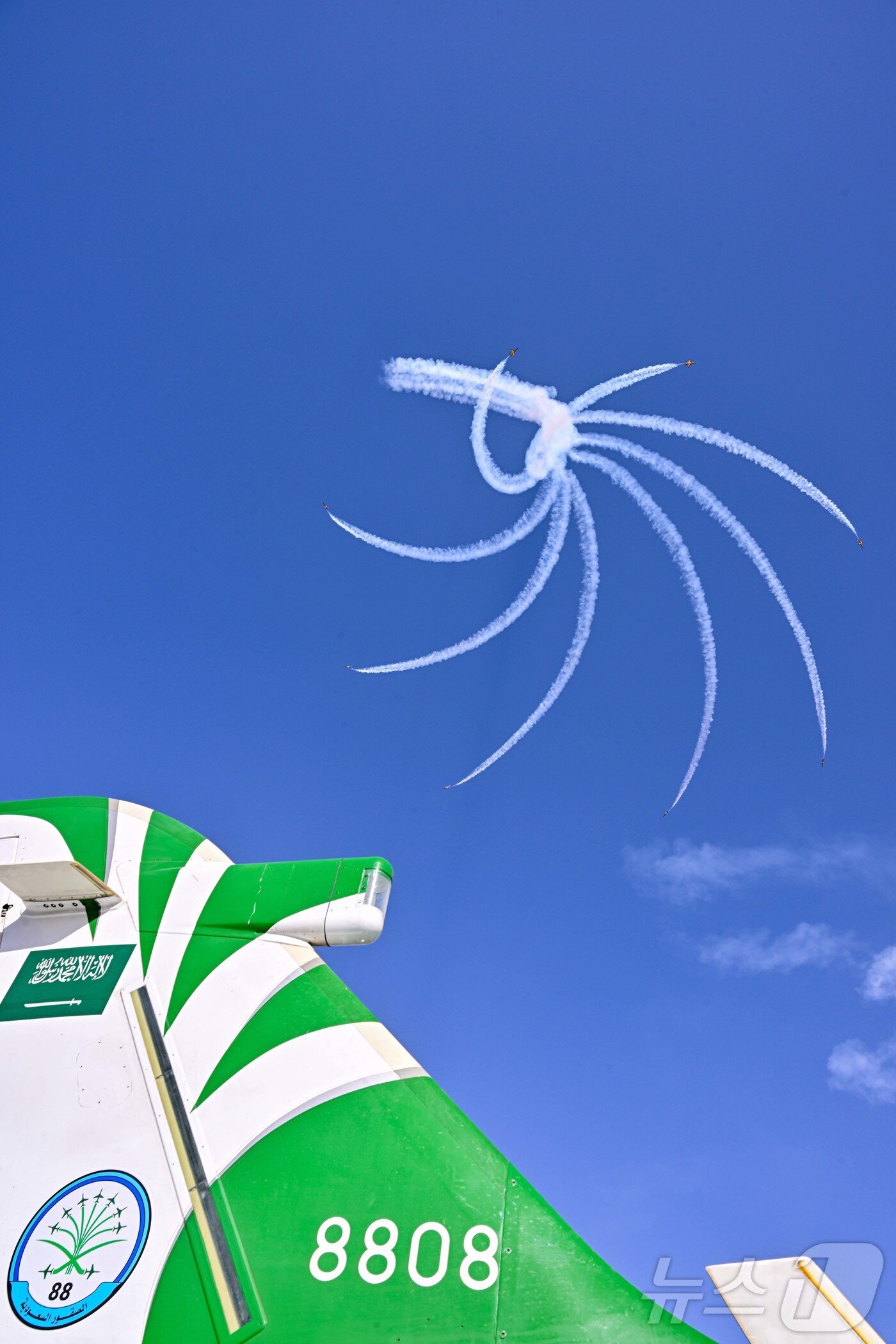 본문 이미지 - 공군은 특수비행팀 블랙이글스가 8일부터 12일(현지시간)까지 사우디아라비아 리야드에서 열린 ‘세계 방위산업 전시회(WDS 2026)’에 참가해 에어쇼를 선보였다고 13일 밝혔다. 사진은 지난 5일(현지시간) 토네이도 기둥을 선보이며 착륙 준비하는 블랙이글스. (공군 제공. 재판매 및 DB 금지) 2026.2.13 ⓒ 뉴스1