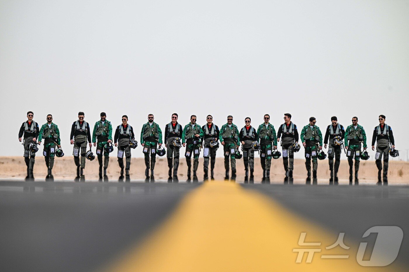 본문 이미지 - 공군은 특수비행팀 블랙이글스가 8일부터 12일(현지시간)까지 사우디아라비아 리야드에서 열린 ‘세계 방위산업 전시회(WDS 2026)’에 참가해 에어쇼를 선보였다고 13일 밝혔다. 사진은 지난 7일(현지시간) 진행된 ‘블랙이글스-사우디 호크스 지상교류 행사’에서 양국 조종사들이 함께 ‘택시웨이'를 걷고 있는 모습. (공군 제공. 재판매 및 DB 금지) 2026.2.13 ⓒ 뉴스1