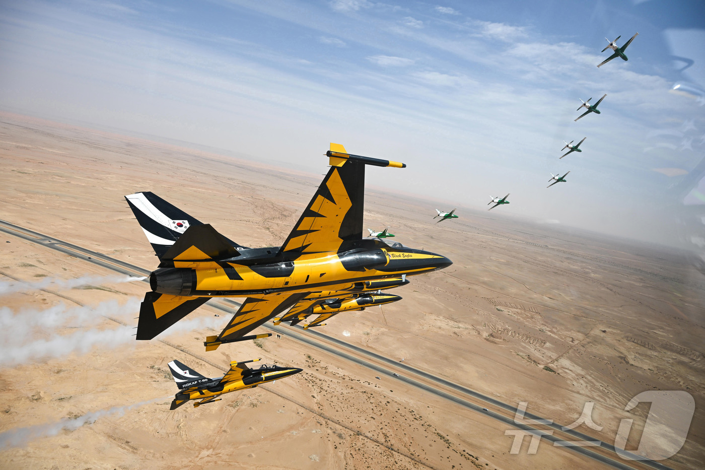 (서울=뉴스1) = 공군은 특수비행팀 블랙이글스가 8일부터 12일(현지시간)까지 사우디아라비아 리야드에서 열린 ‘세계 방위산업 전시회(WDS 2026)’에 참가해 에어쇼를 선보였다 …