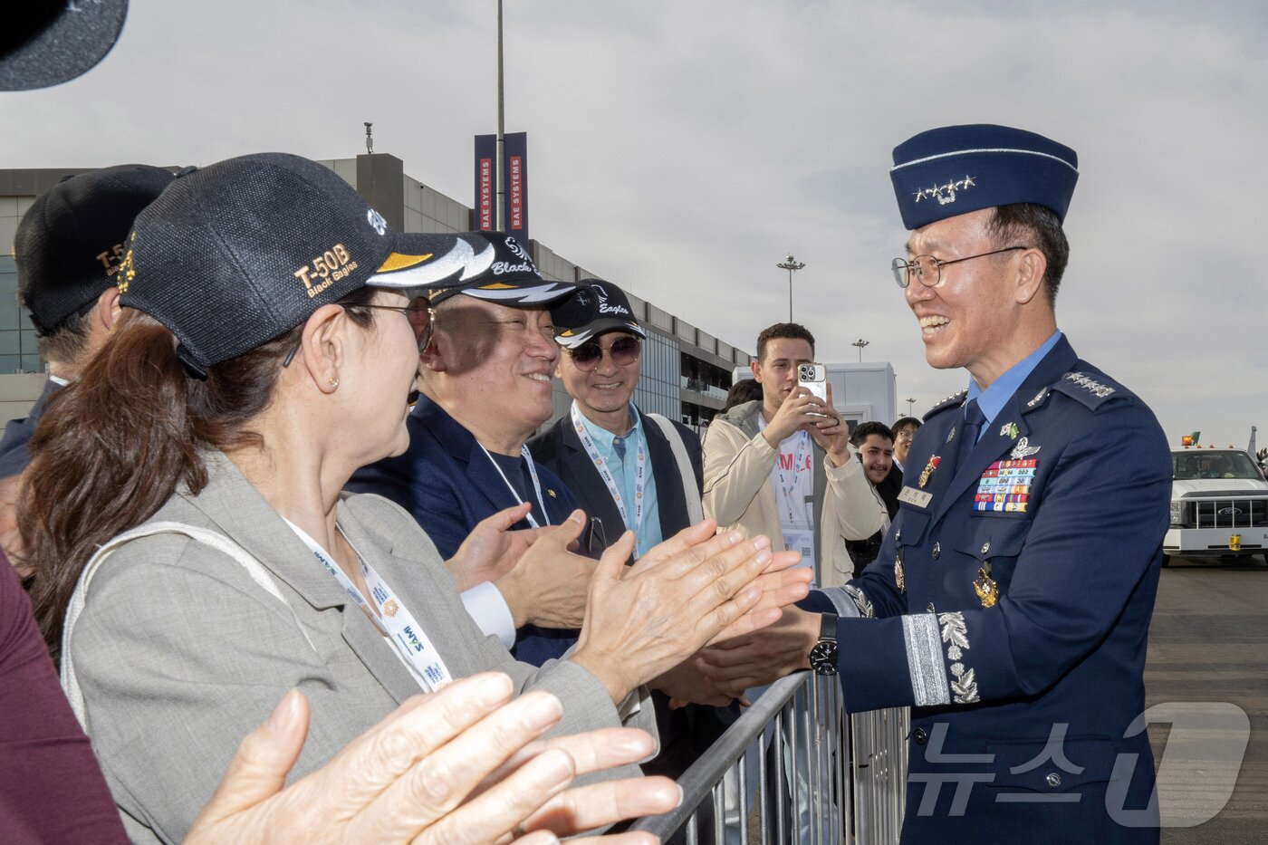 본문 이미지 - 공군은 특수비행팀 블랙이글스가 8일부터 12일(현지시간)까지 사우디아라비아 리야드에서 열린 ‘세계 방위산업 전시회(WDS 2026)’에 참가해 에어쇼를 선보였다고 13일 밝혔다. 사진은 지난 9일(현지시간) 손석락 공군참모총장이 행사장을 찾은 한인 교민들과 인사하는 모습. (공군 제공. 재판매 및 DB 금지) 2026.2.13 ⓒ 뉴스1
