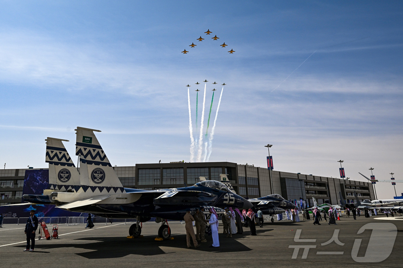 (서울=뉴스1) = 공군은 특수비행팀 블랙이글스가 8일부터 12일(현지시간)까지 사우디아라비아 리야드에서 열린 ‘세계 방위산업 전시회(WDS 2026)’에 참가해 에어쇼를 선보였다 …