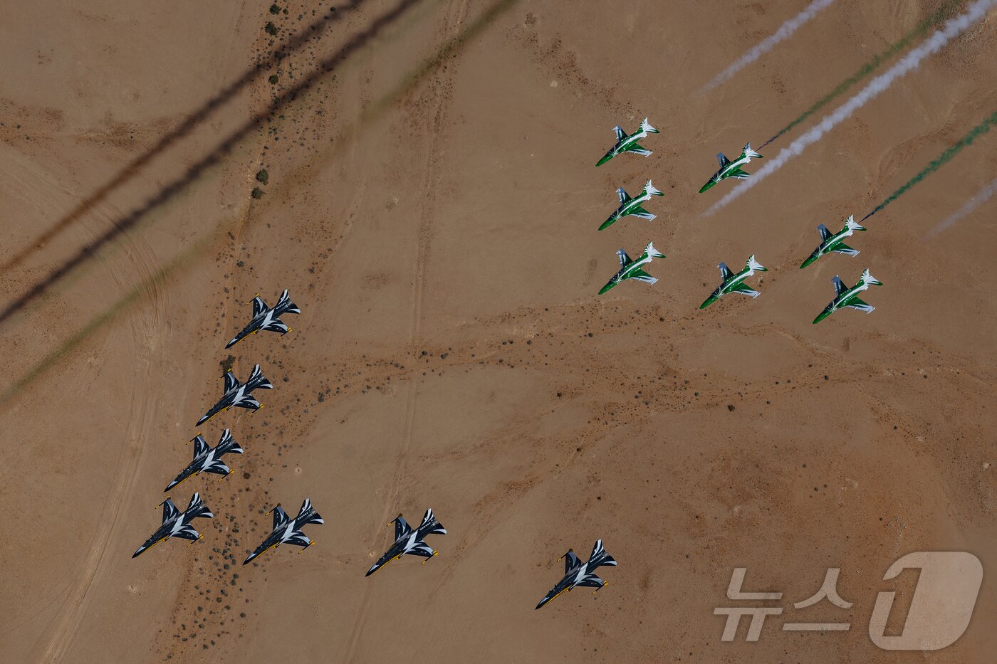 본문 이미지 - 공군은 특수비행팀 블랙이글스가 8일부터 12일(현지시간)까지 사우디아라비아 리야드에서 열린 ‘세계 방위산업 전시회(WDS 2026)’에 참가해 에어쇼를 선보였다고 13일 밝혔다. 사진은 지난 10일(현지시간) 진행된 '블랙이글스-사우디아라비아 호크스 우정비행 행사'에서 한국 블랙이글스 T-50B 7대(왼쪽)와 사우디 호크스 항공기 7대가 리야드 컨벤션 센터 상공에서 나란히 비행을 하는 모습. (공군 제공. 재판매 및 DB 금지) 2026.2.13 ⓒ 뉴스1