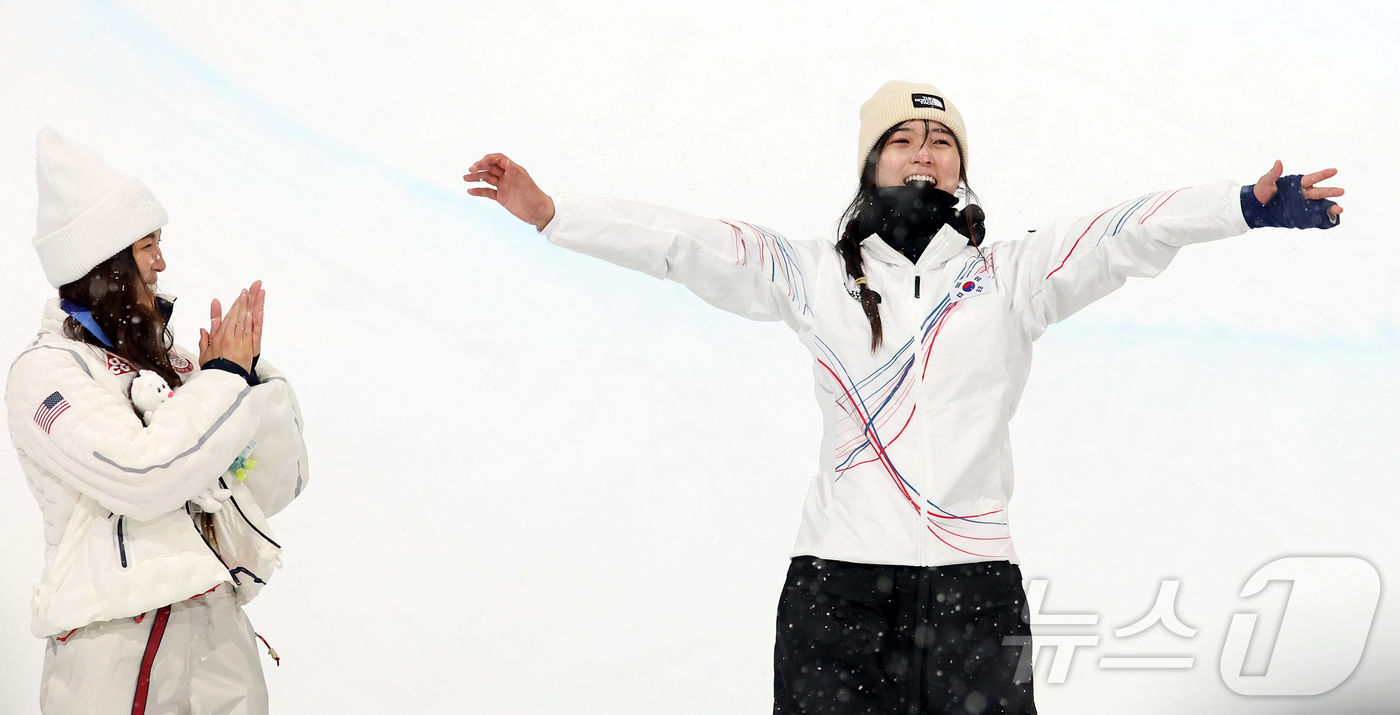 (리비뇨=뉴스1) 김진환 기자 = 12일(현지시간) 이탈리아 리비뇨 스노파크에서 열린 2026 밀라노·코르티나담페초 동계올림픽 스노보드 여자 하프파이프 결선에서 90.25점을 받아 …