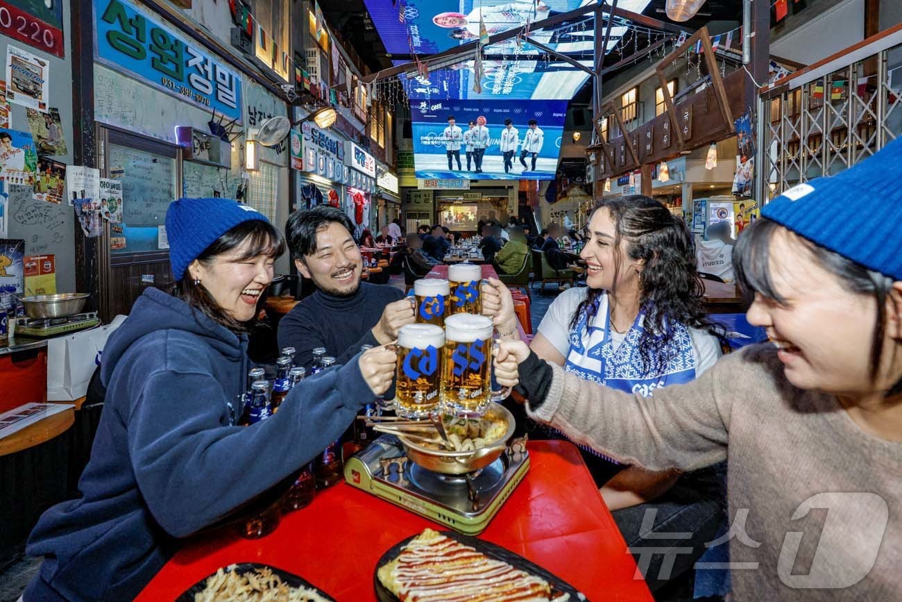 (서울=뉴스1) = 2026 밀라노-코르티나 동계올림픽 공식 파트너 카스가 오는 21일까지 전국 20곳의 주요 업장과 협업해 ‘카스 올림픽 스테이션’을 운영하며 응원 마케팅을 전개 …