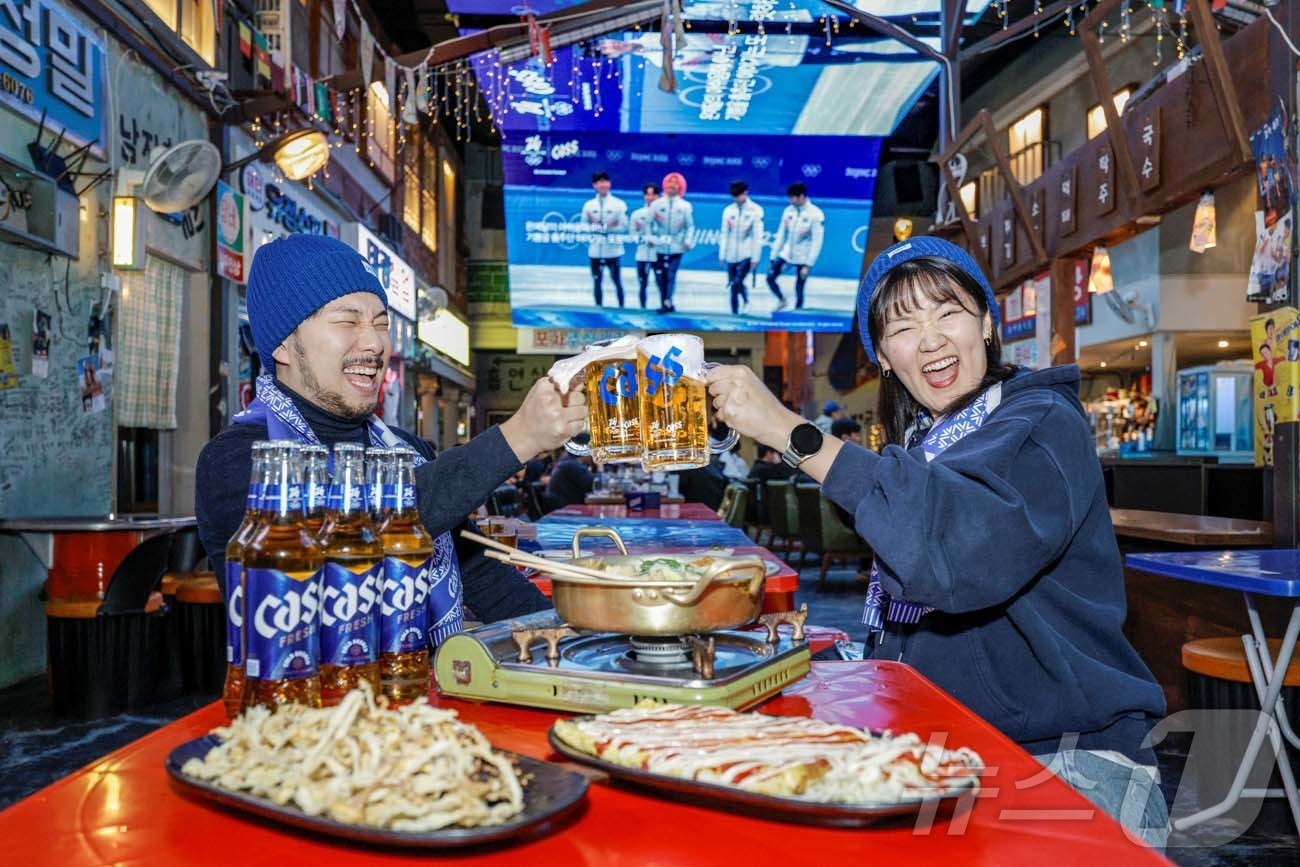 (서울=뉴스1) = 2026 밀라노-코르티나 동계올림픽 공식 파트너 카스가 오는 21일까지 전국 20곳의 주요 업장과 협업해 ‘카스 올림픽 스테이션’을 운영하며 응원 마케팅을 전개 …