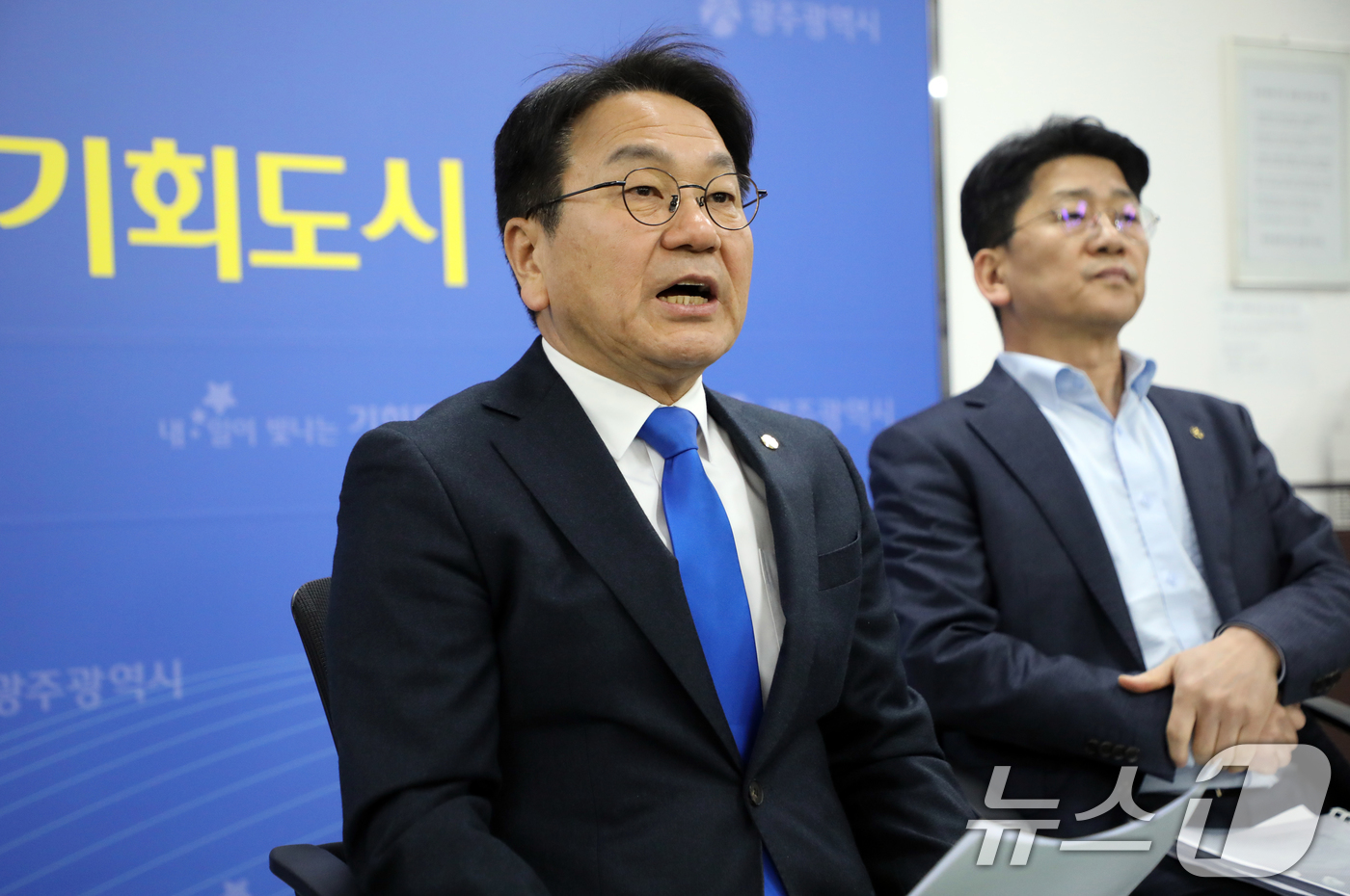 (광주=뉴스1) 이수민 기자 = 강기정 광주시장이 13일 광주시청 기자실에서 전남광주통합특별시 설치를 위한 특별법안이 국회 행정안전위원회를 통과한 것과 관련해 차담회를 진행하고 있 …