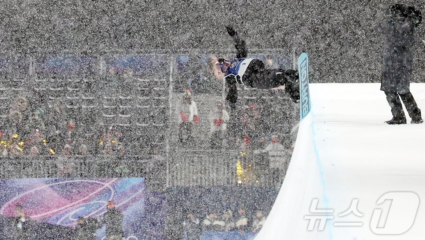 (리비뇨=뉴스1) 김진환 기자 = 스노보드 최가온이 12일(현지시간) 이탈리아 리비뇨 스노파크에서 열린 2026 밀라노·코르티나담페초 동계올림픽 스노보드 여자 하프파이프 결선 3차 …