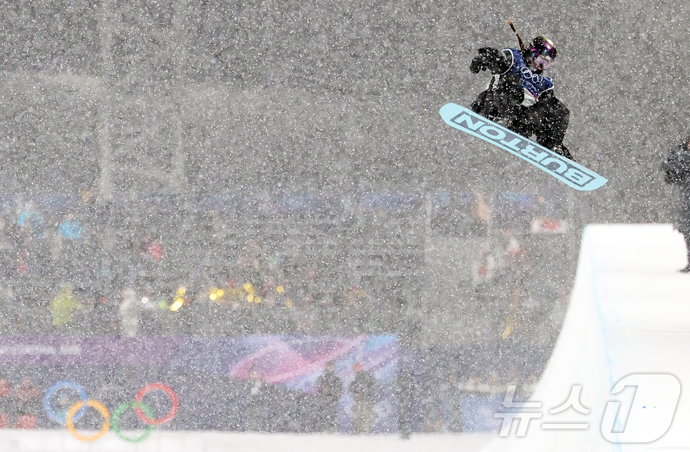 (리비뇨=뉴스1) 김진환 기자 = 스노보드 최가온이 12일(현지시간) 이탈리아 리비뇨 스노파크에서 열린 2026 밀라노·코르티나담페초 동계올림픽 스노보드 여자 하프파이프 결선 3차 …
