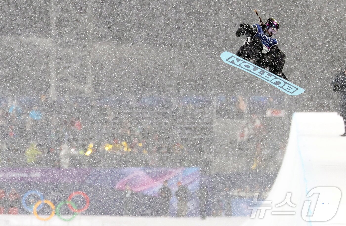 본문 이미지 - 스노보드 최가온이 12일(현지시간) 이탈리아 리비뇨 스노파크에서 열린 2026 밀라노·코르티나담페초 동계올림픽 스노보드 여자 하프파이프 결선 3차전 경기를 펼치고 있다.  2026.2.13 ⓒ 뉴스1 김진환 기자