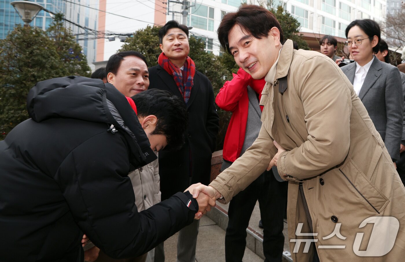 본문 이미지 - 박성훈 국민의힘 원내 수석대변인(시계방향 오른쪽)과 박대현 국민의힘 강원특별자치도의회 원내대변인이 13일 오전 서울 중구 중림종합사회복지관에서 설맞이 봉사활동에서 인사를 하고 있다. 2026.2.13 ⓒ 뉴스1 김명섭 기자